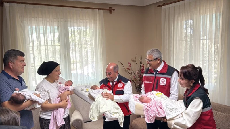 Antalya'da dördüz bebek sevinci: Bakan Göktaş aileyle görüştü