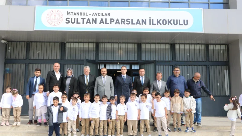 Avcılar Kaymakamı Dr. Orhan Burhan'dan Emlak Konut Sultan Alparslan İlkokulu'na Ziyaret