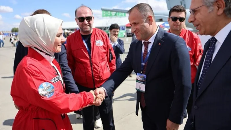 Bakan Mahinur Özdemir Göktaş, Şanlıurfa'daki TEKNOFEST'te Aile ve Sosyal Hizmetler Stantlarını İnceledi