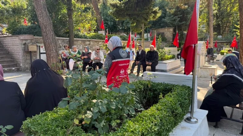Bursa'da Şehitler Kabirleri Başında Dualarla Anıldı