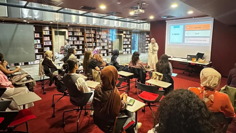 Fatih Merkez Kütüphanesi'nde Sanat Terapisi Atölyesi Düzenlendi