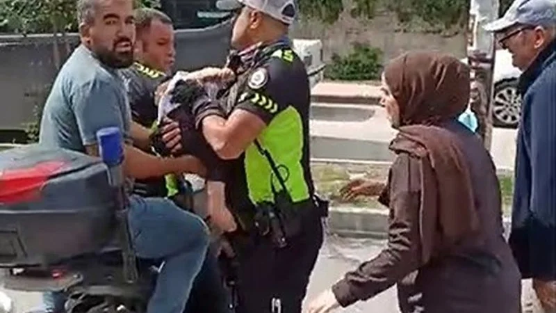 Hatay'da Motorize Trafik Polisi Bilinci Kapanan Bebeği Hastaneye Yetiştirdi