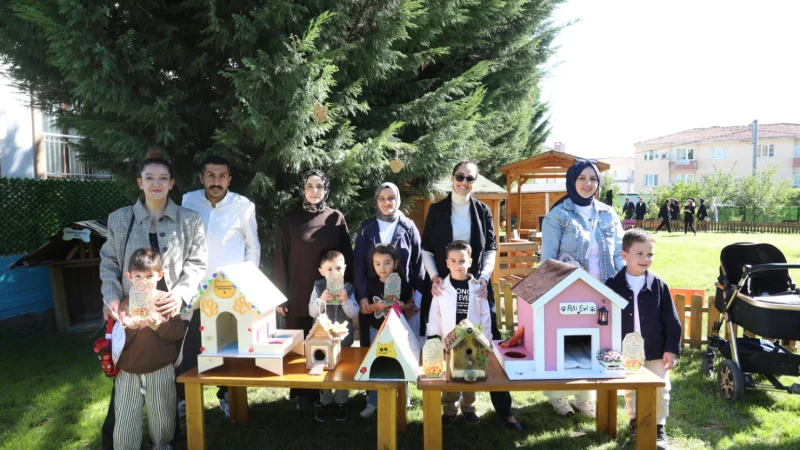 İnegöl’de Öğrenciler ve Aileler Sokak Hayvanları İçin Yuva Yaptı