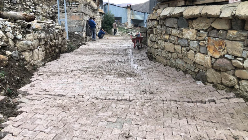 İspir'in Leylek Mahallesi'nde Kilit Parke Çalışmaları Tamamlanıyor