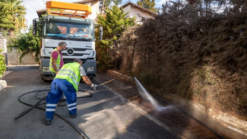 İzmir'de Kış Öncesi Yağmursuyu Izgaraları Temizlendi