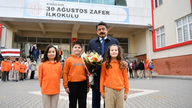 Kırşehir Valisi Demiryürek 30 Ağustos Zafer İlkokulu'nda öğrencilerle buluştu