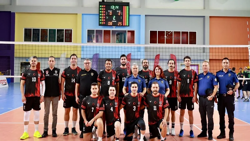 Mersin İl Emniyet Müdürü Fahri Aktaş Voleybol Takımını Yalnız Bırakmadı