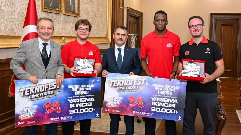 TEKNOFEST'te Başarı Gösteren Kocaeli Üniversitesi Takımları Vali Aktaş'ı Ziyaret Etti