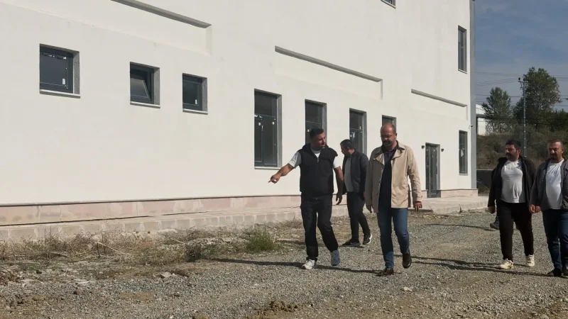 Tosya'da Yeni Kapalı Spor Salonunun Çevre Düzenlemesi Sürüyor