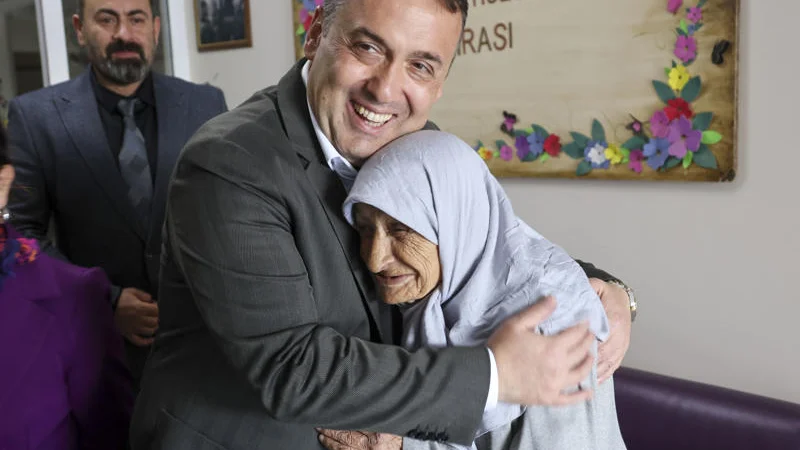 Bilecik Valisi Faik Oktay Sözer'den Dünya Yaşlılar Günü'nde Huzurevi Ziyareti