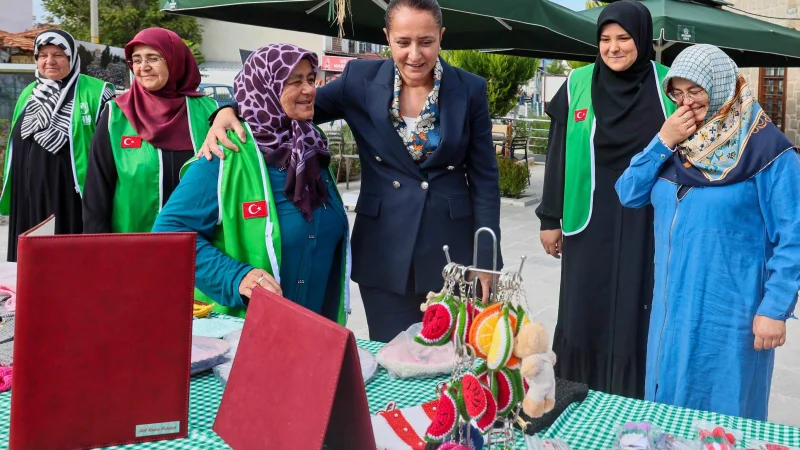 Burdur'da Gönüllü Kadınların El Emeği Ürünleri Sergilendi