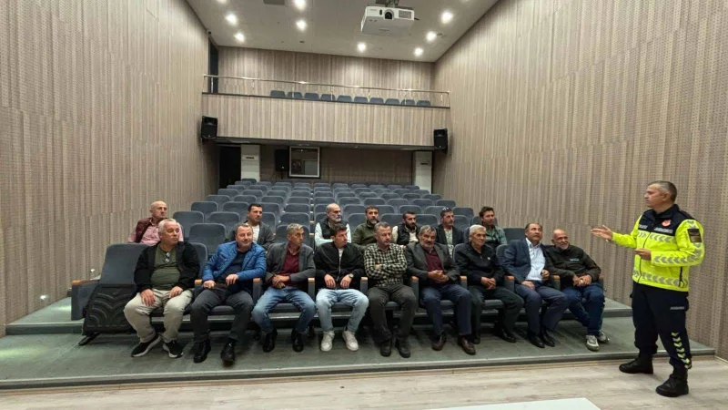 Karamürsel'de Okul Servis Şoförlerine Trafik Güvenliği Eğitimi Verildi