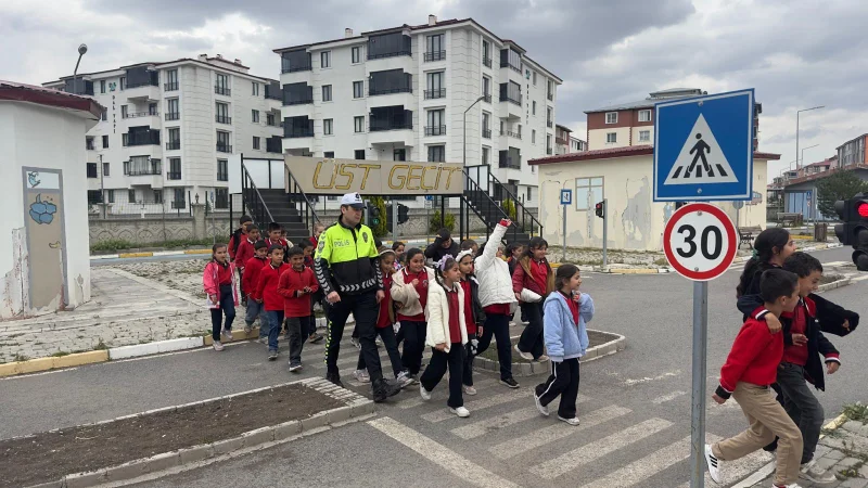 Kars'ta Öğrencilere Trafik Bilinci Eğitimi Verildi