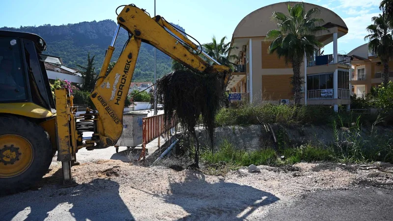 Kemer'de Kış Öncesi Dere Yataklarında Temizlik Çalışmaları Sürüyor