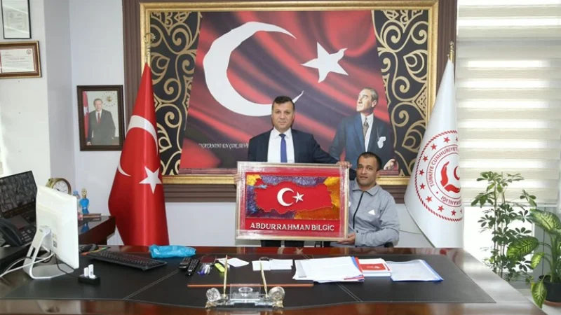 Kırşehir'de Engelsiz Yaşam Merkezinden Anlamlı Hediye: Filografi Türk Bayrağı