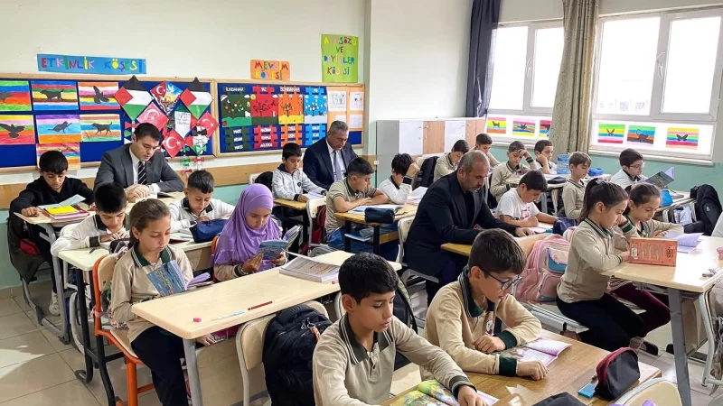 Mazıdağı Kaymakamı Volkan Özer, Öğrencilerle Kitap Okuma Etkinliğinde Bir Araya Geldi