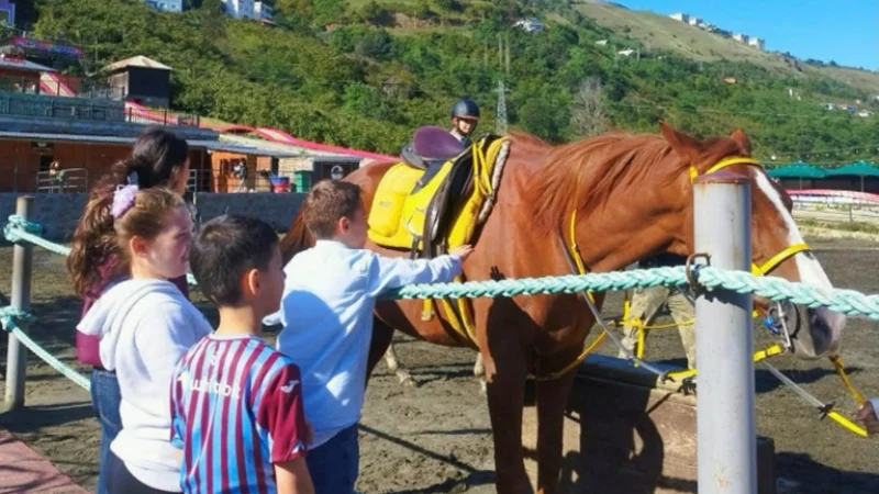 Trabzon'da Çocuk Evleri'nde Kalan Çocuklar İçin At Çiftliği Gezisi Düzenlendi