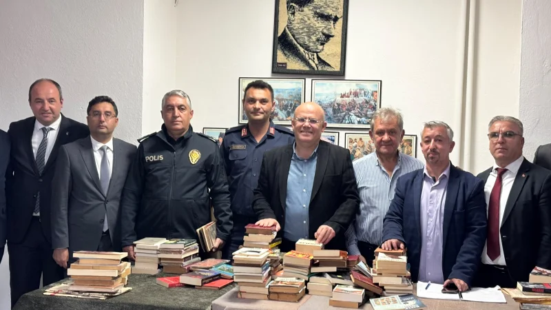 Uzunköprü'de Şiir ve Müzik Eşliğinde Kitap Mezatı Düzenlendi