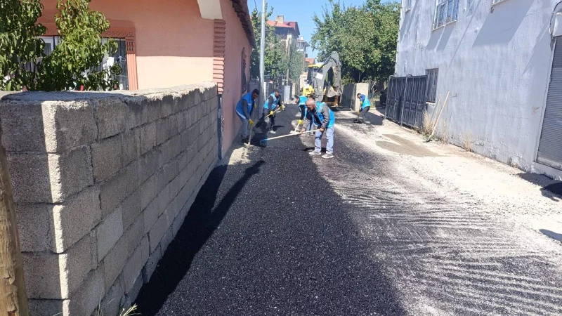 Van İpekyolu'nda Yol Yapım, Asfalt ve Parke Çalışmaları Sürüyor