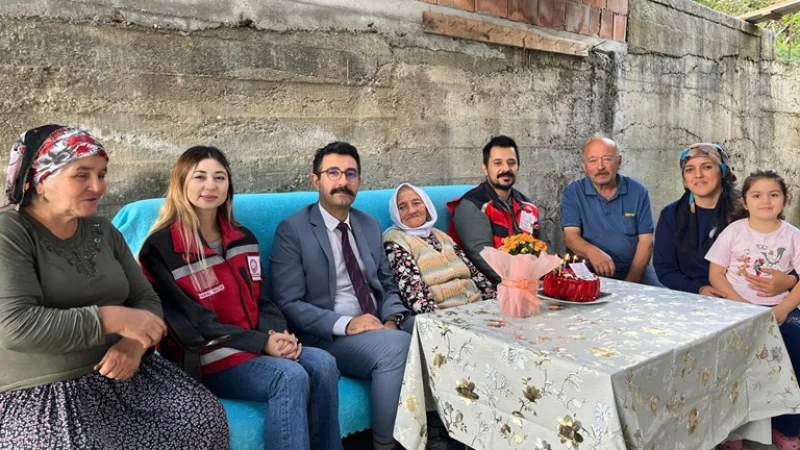 Zonguldak'ta 110 Yaşındaki İpek Yıldız'a Dünya Yaşlılar Günü Ziyareti