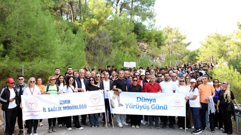 Bornova'da Dünya Yürüyüş Günü'nde Sağlıklı Yaşam İçin Adımlar Atıldı