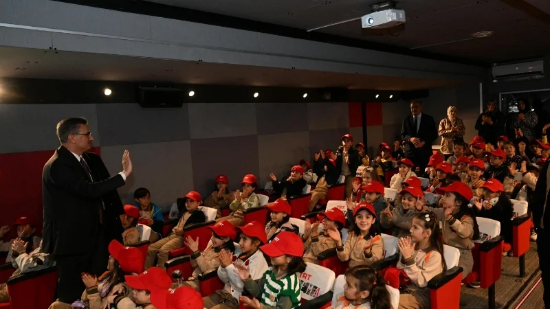 Erzurum'da TRT Sinema Tırı 5 Bin Öğrenciyi Beyaz Perdeyle Buluşturdu