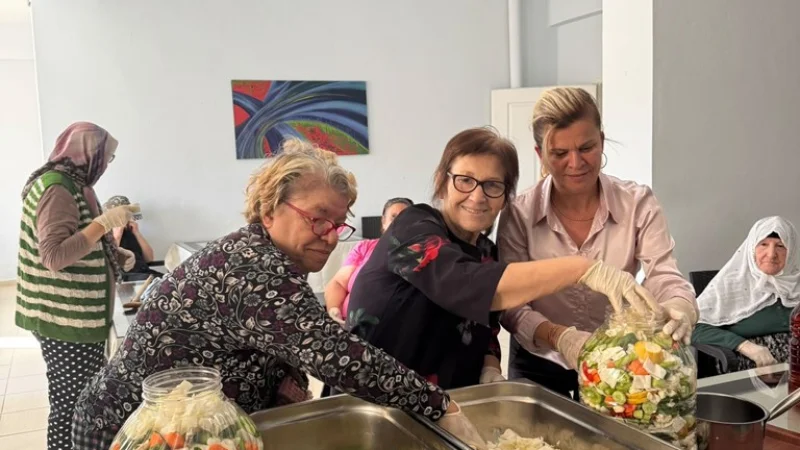 Kırklareli'de Huzurevi Sakinleri Geleneksel Turşu Kurma Etkinliğinde Buluştu