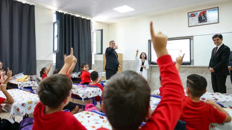 Mersin Valisi Atilla Toros'tan Fatih İlkokulu'na Ziyaret
