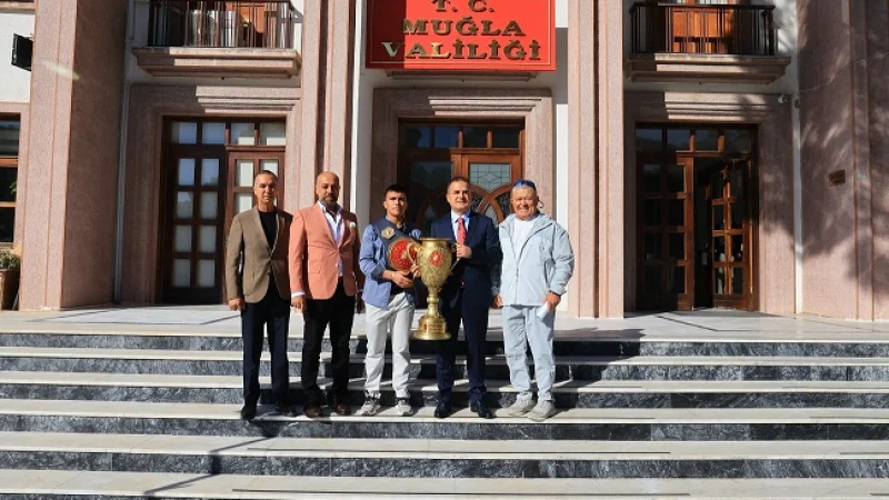 Muğla'nın Şampiyon Pehlivanı Kadir Buğra Dikik'e Valilikten Ödül