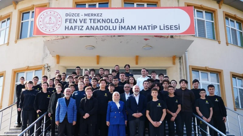 RTÜK Üyesi Hasan Davulcu Düzce'de Gençlerle Buluştu: Medya Okuryazarlığı Vurgusu