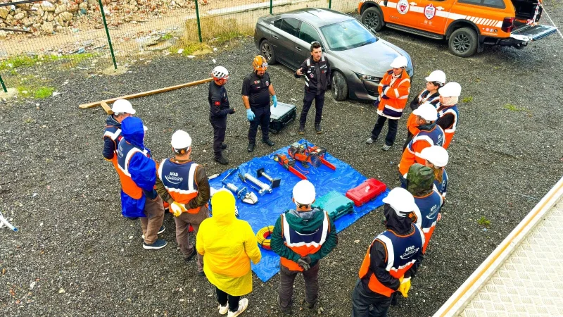 Ümraniye'de AFAD gönüllüleri afetlere karşı zorlu eğitimlerden geçiyor