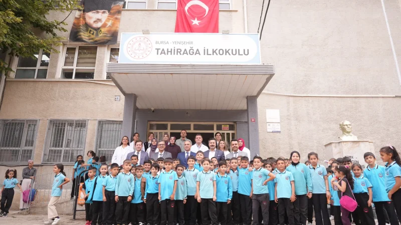 Yenişehir Belediye Başkanı Ercan Özel, Yıllar Önce Öğrencisi Olduğu Okulu Ziyaret Etti