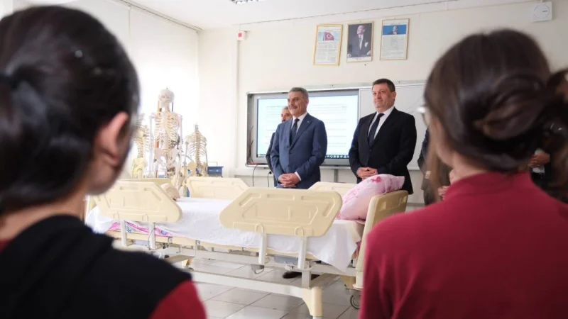 Yozgat Valisi Özkan'dan Atatürk Mesleki ve Teknik Anadolu Lisesi'ne Ziyaret