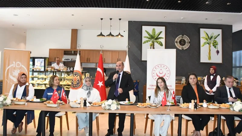 Antalya'da Dünya Kız Çocukları Günü Dolayısıyla Kahvaltı Düzenlendi