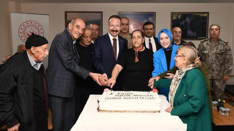 Ardahan'da 1 Ekim Dünya Yaşlılar Günü'nde Huzurevi Sakinleri Ziyaret Edildi