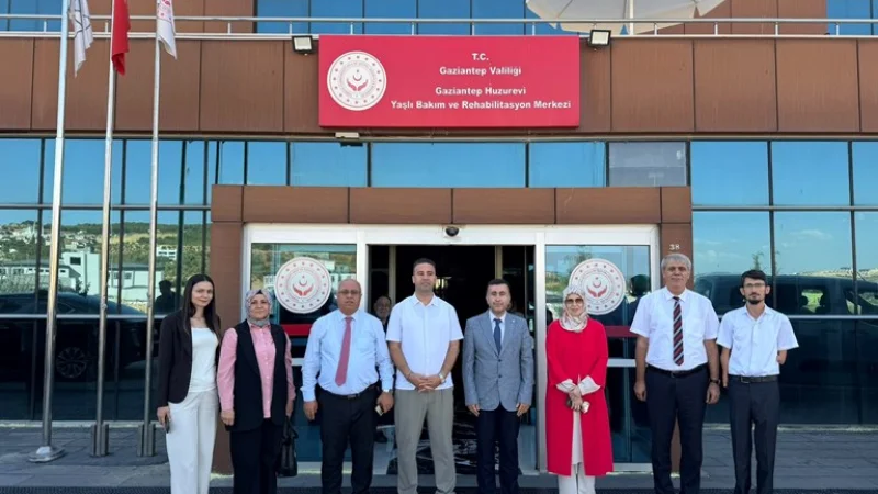 Gaziantep'te Hekimlik Bilgi ve Birikimini Gönüllülükle Buluşturan Profesör Huzurevi Sakinleriyle Buluştu