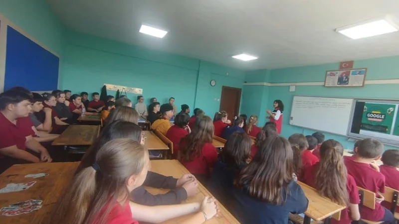 Kırklareli'nde Öğrenci ve Velilere Yönelik Teknoloji ve Aile Eğitimi Düzenlendi