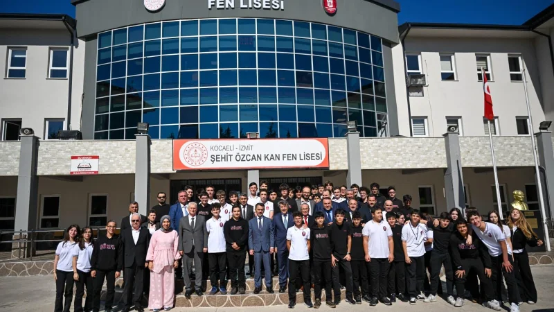Kocaeli Valisi Aktaş'tan İzmit Şehit Özcan Kan Fen Lisesi'ne Ziyaret