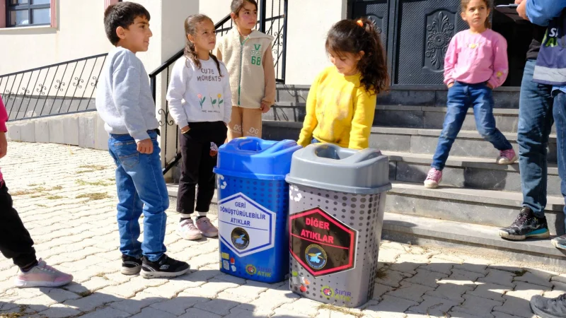 Van İpekyolu'nda Kırsal Okullara Geri Dönüşüm Kutuları Dağıtıldı