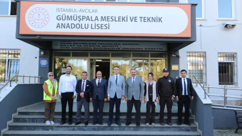 Avcılar Kaymakamı Dr. Orhan Burhan'dan Gümüşpala Mesleki ve Teknik Anadolu Lisesine Ziyaret