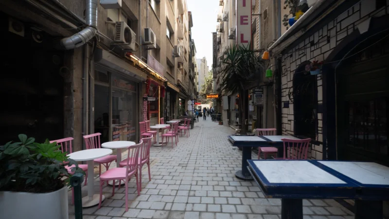 İzmir'de Alsancak Kıbrıs Şehitleri Caddesi'nin zemini yenileniyor