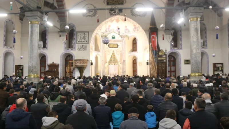 Kütahya'da Öğrenciler ve Aileleri Sabah Namazında Bir Araya Geldi