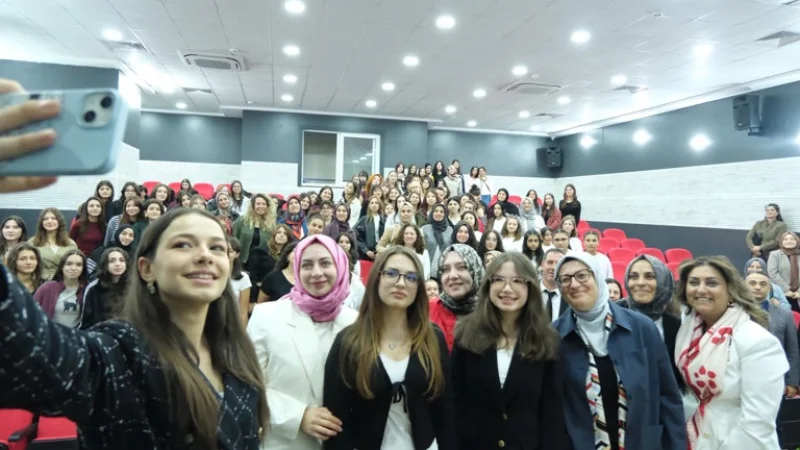 Balıkesir'de Dünya Kız Çocukları Günü Dolayısıyla 'Hayallerime Giden Yol' Söyleşisi Düzenlendi