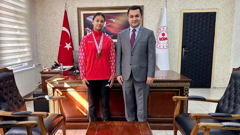 Çayıralan Kaymakam Vekili Emre Açar, Milli Güreşçi Aybüke Kaplan'ı Ödüllendirdi