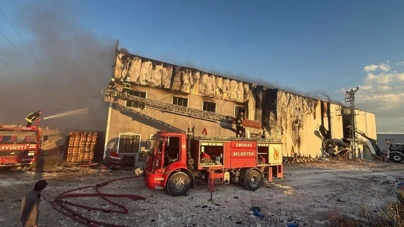 Emirdağ Organize Sanayi Bölgesi'ndeki Fabrika Yangını Söndürüldü