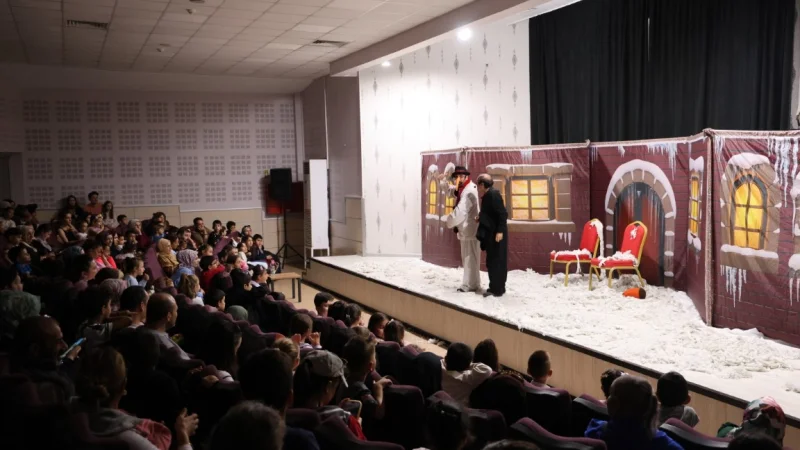 Kartepe'de Çocuk Tiyatrosu 'Kardan Adamın İnadı' Sahnelendi