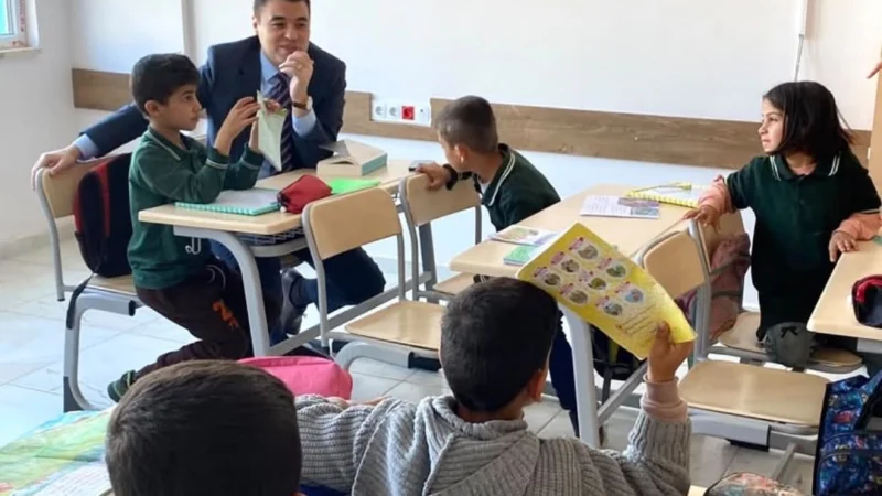 Mazıdağı Kaymakamı Volkan Özer, Öğrencilerle Birlikte Kitap Okudu