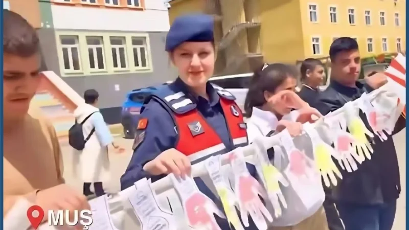 Muş İl Jandarma Komutanlığı Engelliler Haftası'nda özel bireylerle buluştu