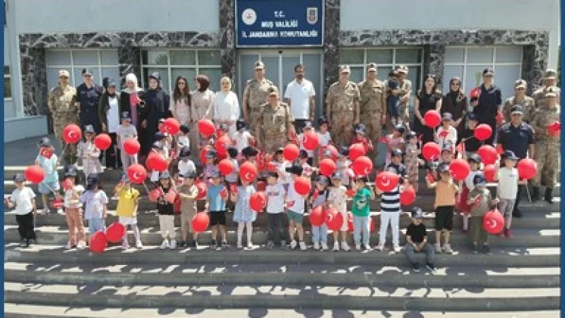 Muş İl Jandarma Komutanlığı'ndan minik öğrencilere ziyaret