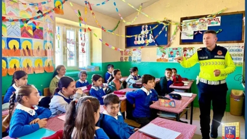 Muş İl Jandarma Komutanlığı'ndan Öğrencilere Trafik Eğitimi